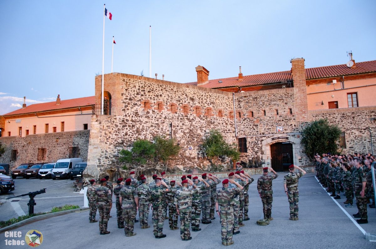 Cérémonie des couleurs dans la cour du fort Miradou à Collioure, cadres et stagiaires au garde-à-vous.
