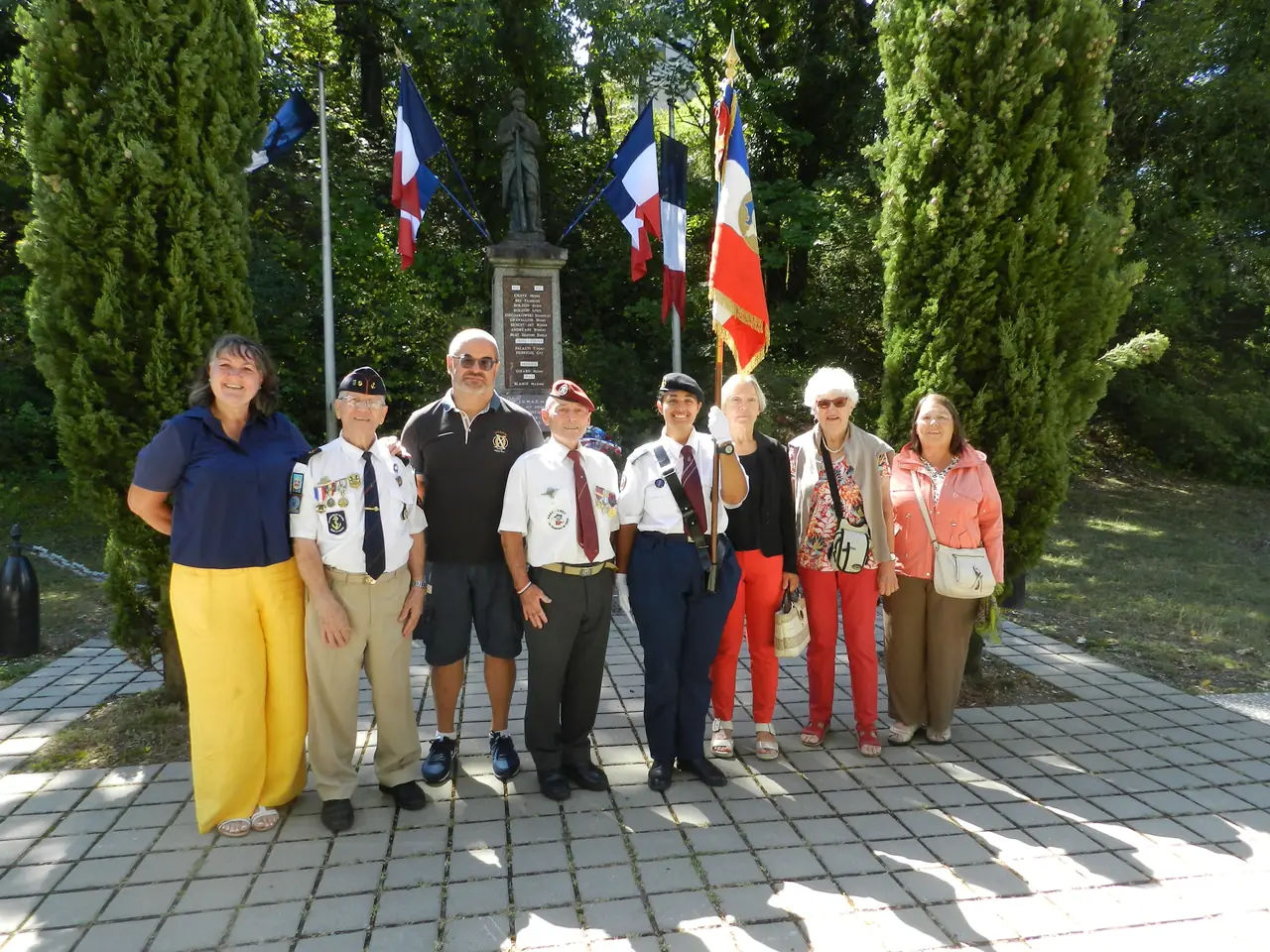 Groupe au monument aux morts
